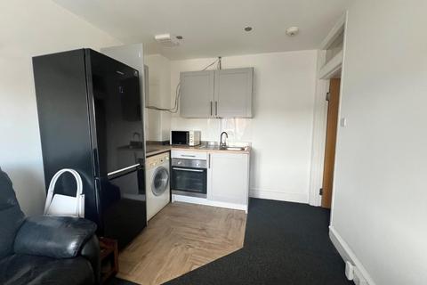 1 bedroom apartment to rent, High Road, West Byfleet KT14