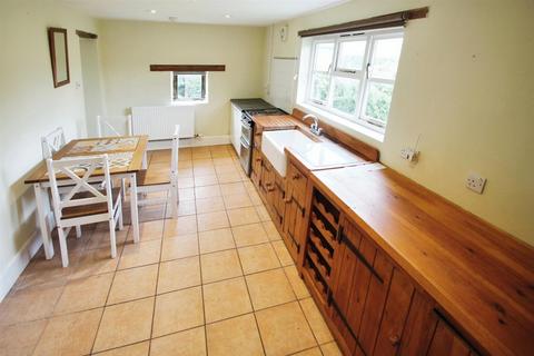3 bedroom end of terrace house to rent, Kimbolton, Leominster
