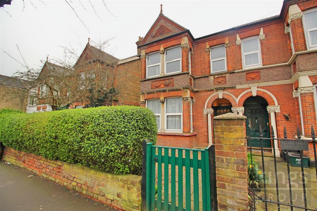 Turners Hill, Cheshunt, Waltham Cross 4 bed semidetached house for