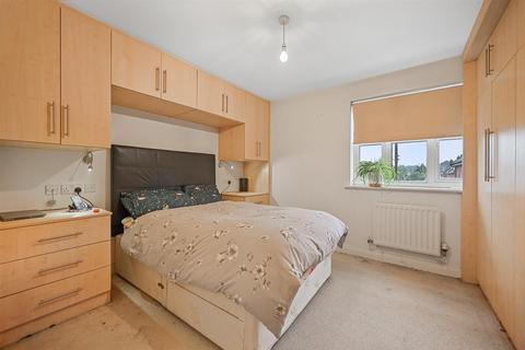 2 bedroom flat to rent, Shillingford Close, London NW7