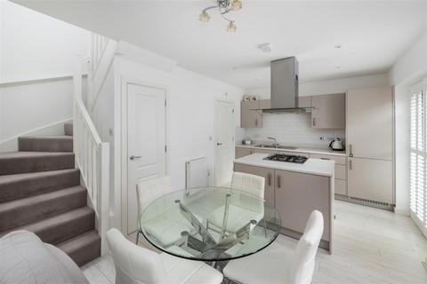 2 bedroom end of terrace house for sale, Victoria Road, Horley