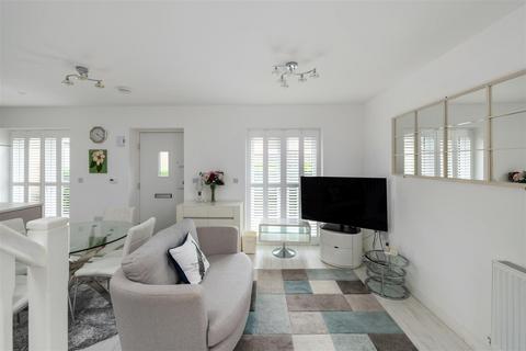 2 bedroom end of terrace house for sale, Victoria Road, Horley