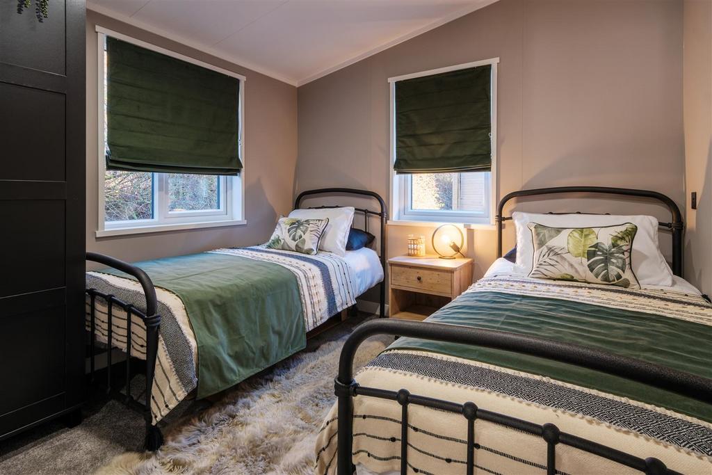 Twin bedroom.jpg