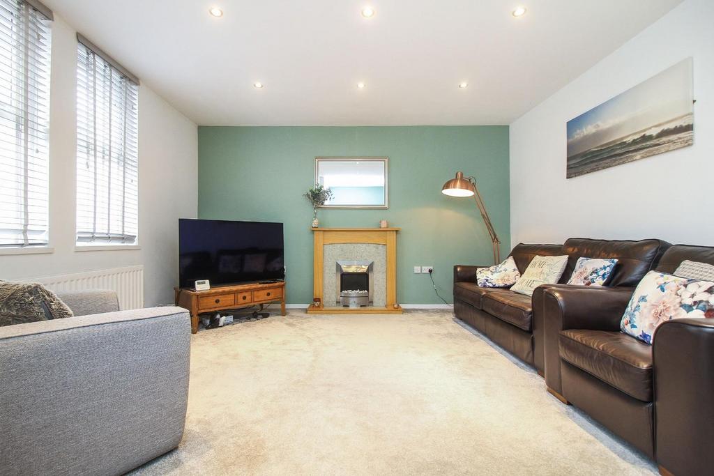 Station Road, Cullercoats, North Shields 2 bed flat for sale £189,995
