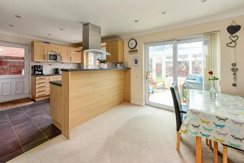 35 Penleigh Gardens, Wombourne, Wolverhampton, WV5 8EJ