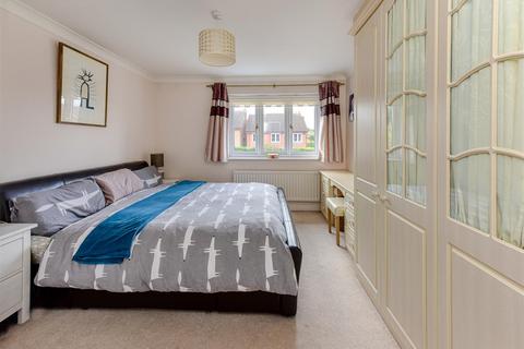 35 Penleigh Gardens, Wombourne, Wolverhampton, WV5 8EJ