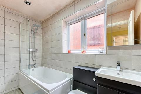 35 Penleigh Gardens, Wombourne, Wolverhampton, WV5 8EJ