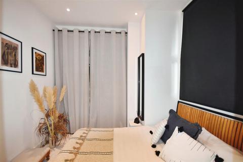 1 bedroom apartment for sale, Great West Road, Brentford