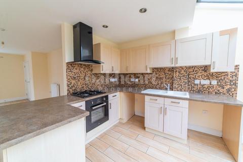3 bedroom end of terrace house to rent, Radvald Chase, Stanway