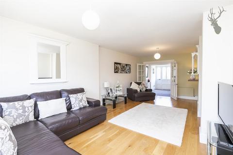 37 Graylands, Theydon Bois, Epping, CM16 7LB