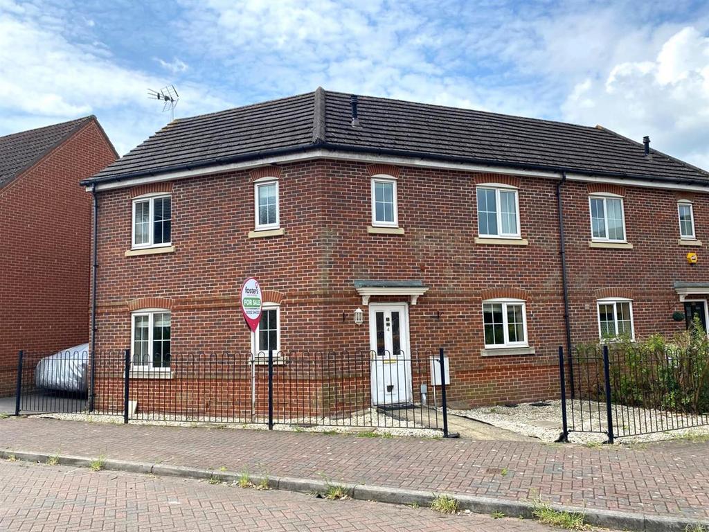 Woodland Walk, Aldershot 3 bed semidetached house for sale £375,000