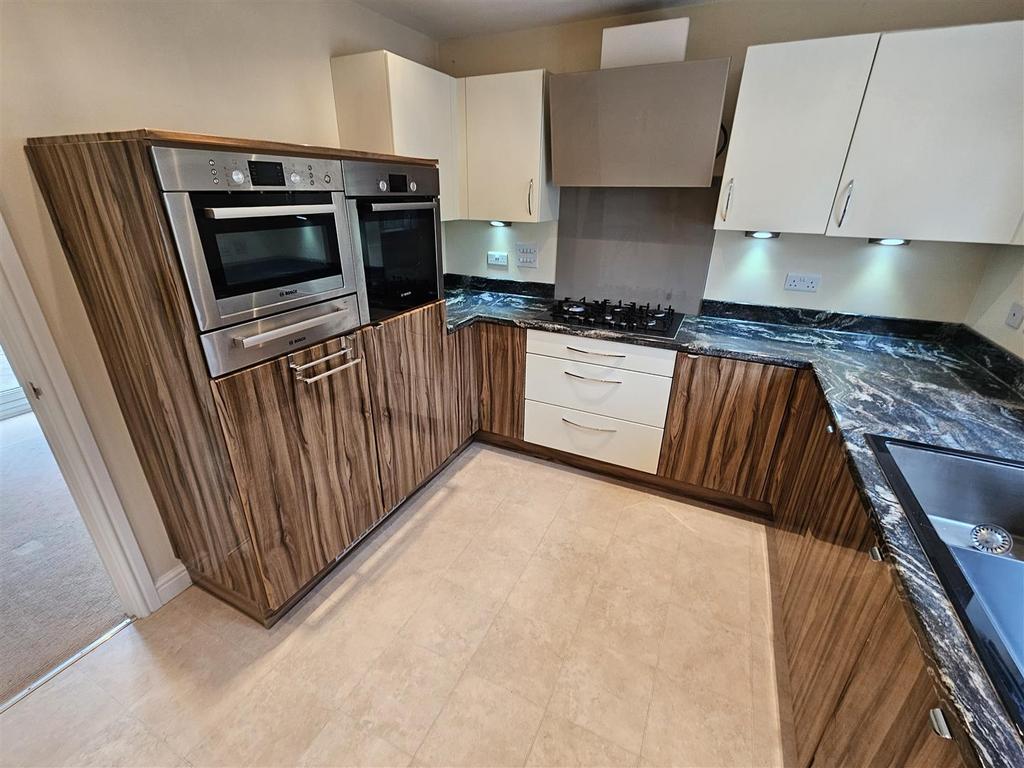 Kitchen (2).jpg