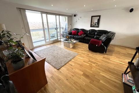 3 bedroom flat for sale, Lakeview Court, Leeds