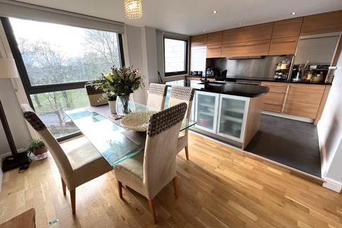 3 bedroom flat for sale, Lakeview Court, Leeds