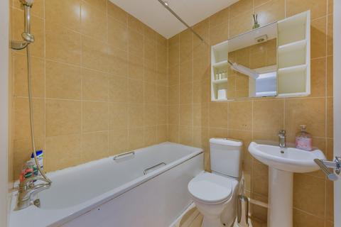 2 bedroom flat to rent, Clapham Common South Side, SW4