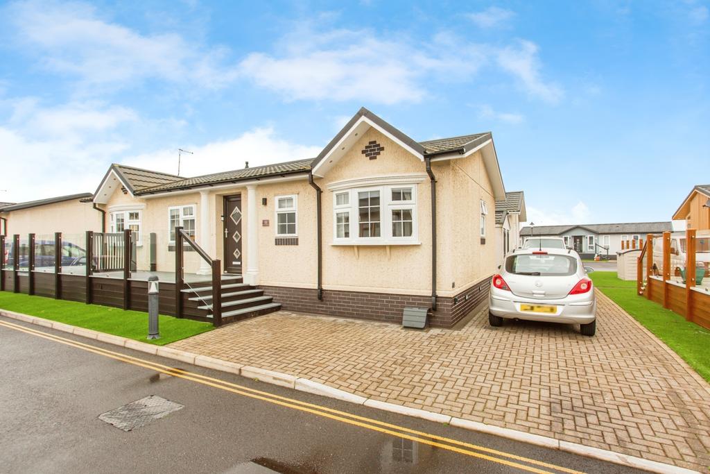 Canvey Island, Essex, SS8 2 bed park home for sale - £250,000