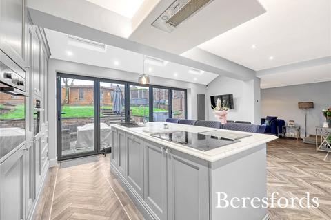 2 Priory Path, Romford, RM3 9AR