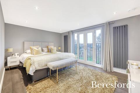 2 Priory Path, Romford, RM3 9AR