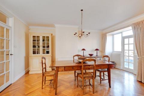 4 bedroom apartment to rent, Heath Drive, Hampstead, London, NW3