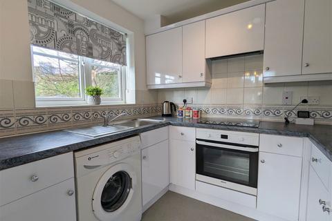 2 bedroom ground floor flat to rent - Larkspur Close, Southport, Merseyside. PR8