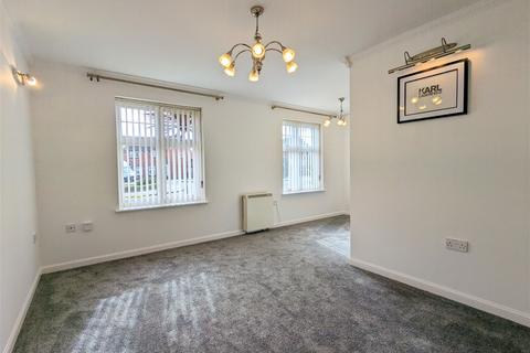 2 bedroom ground floor flat to rent - Larkspur Close, Southport, Merseyside. PR8