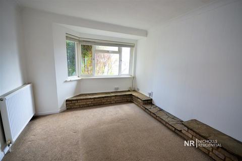 3 bedroom semi-detached house to rent - Compton Crescent, Chessington, Surrey, KT9