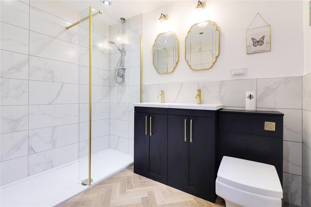En Suite Shower Rm
