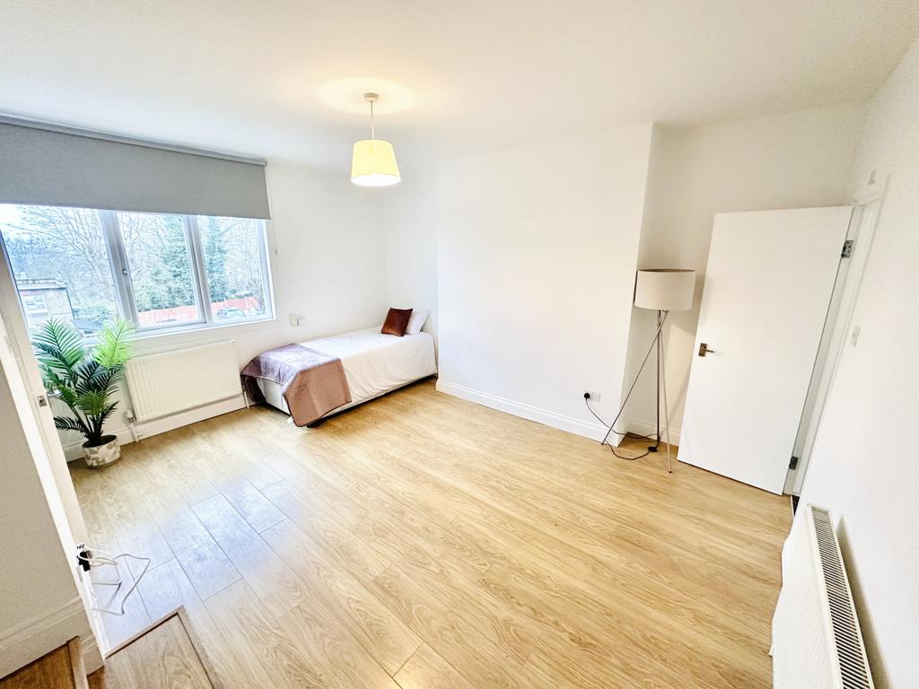 A studio flat to rent in N4