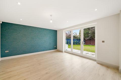 3 bedroom detached house to rent - Riefield Road, London SE9