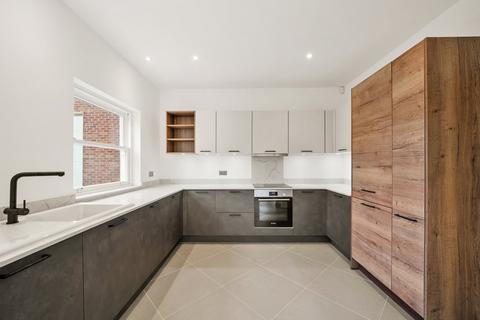 3 bedroom detached house to rent, Riefield Road, London SE9