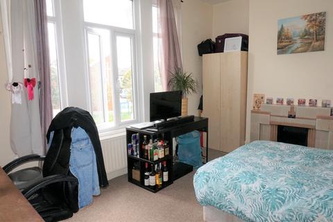 3 bedroom maisonette to rent - High Road Leytonstone, London E11