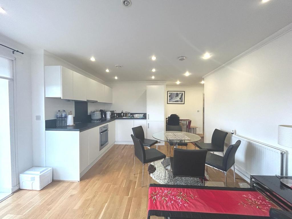 2 bed apartment in Acton, W3