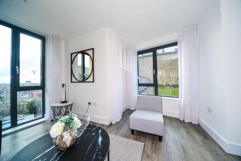 2 bedroom flat to rent, 124 High Street, Staines Upon Thames, Surrey