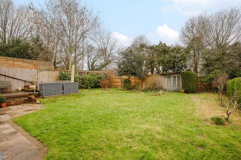 4 bedroom detached house for sale - Hill Rise, Esher, KT10