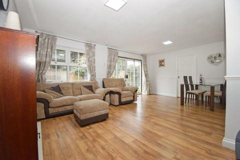 5 bedroom detached house for sale - Sands Farm Drive, Burnham, Buckinghamshire, SL1
