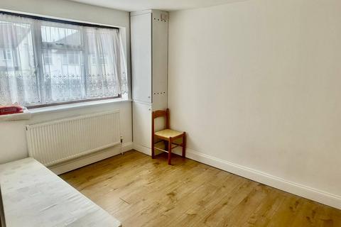 3 bedroom flat to rent - Greenford, UB6