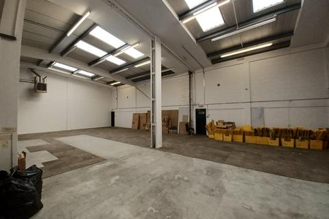 Warehouse to rent, Unit 13-15, Wintonlea, Woking, GU21 5EN