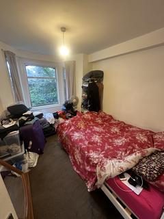 2 bedroom terraced house for sale - St. Georges Avenue, London, E7