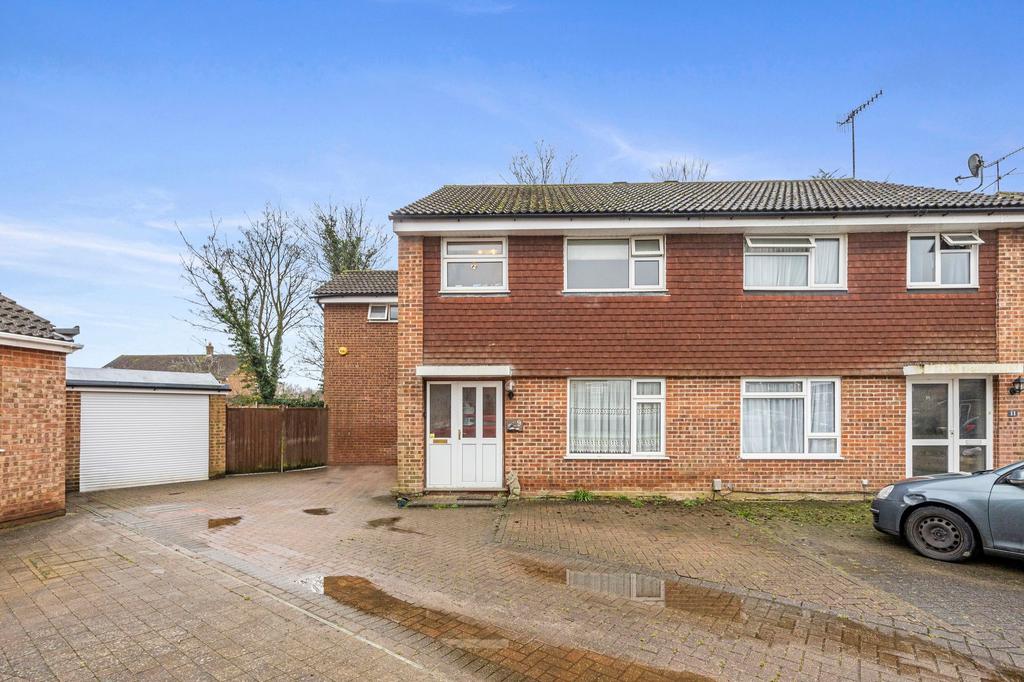 Horley, Horley RH6 3 bed semidetached house for sale £500,000