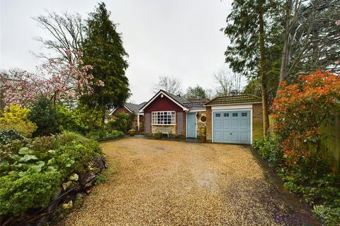 3 bedroom bungalow for sale - Foxhills Road, Ottershaw, Surrey, KT16