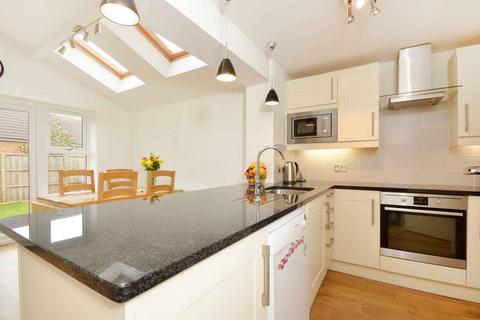 4 bedroom detached house to rent, Scholars Walk, Guildford, GU2