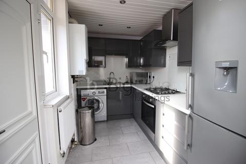 3 bedroom terraced house to rent, 1 Park View Grove, Burley, Leeds LS4