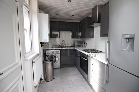 3 bedroom terraced house to rent, Park View Grove, Burley, Leeds LS4