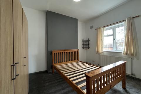 2 bedroom maisonette to rent, St James Road, Sm1