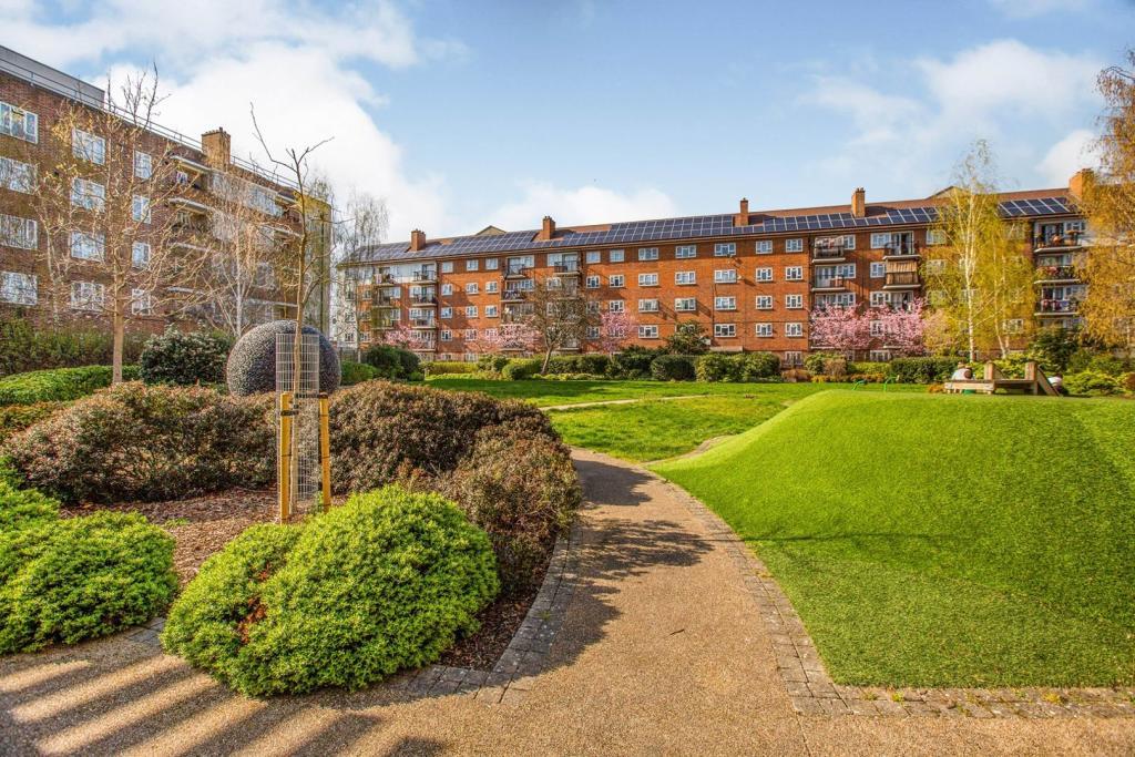3 Bedroom Flat For Sale in the heart of Bow E3