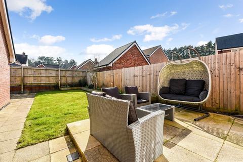 2 Adlam Close, Bordon, GU35 9FQ