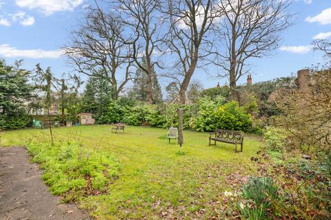 6 Upfield, Horley, RH6 7JZ