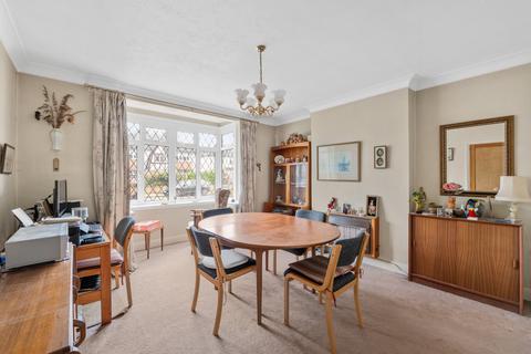 6 Upfield, Horley, RH6 7JZ