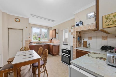 6 Upfield, Horley, RH6 7JZ