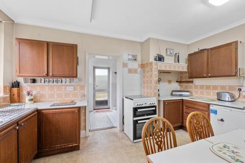 6 Upfield, Horley, RH6 7JZ